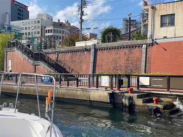 駒形橋の上流右岸側にある公衆トイレ脇から川縁へ降りる。